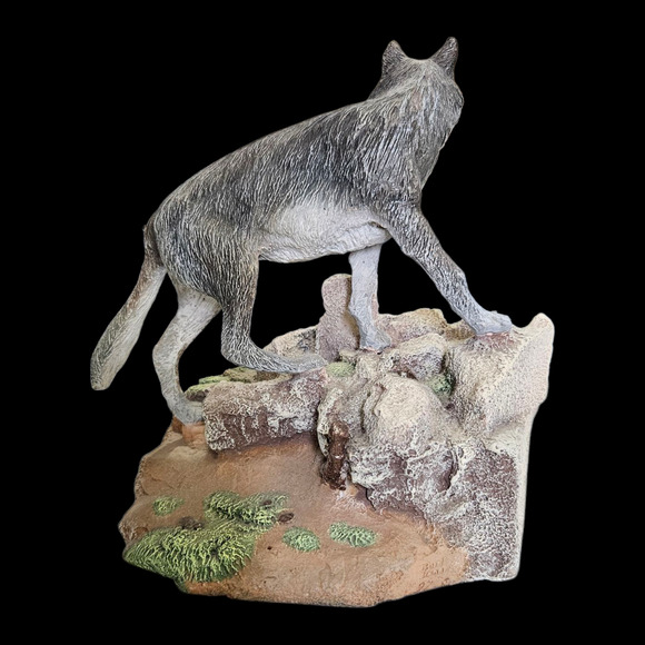 Second Nature Design Wolf Figurine Wildlife Collectibles Statue Hong Kong - Picture 3 of 6
